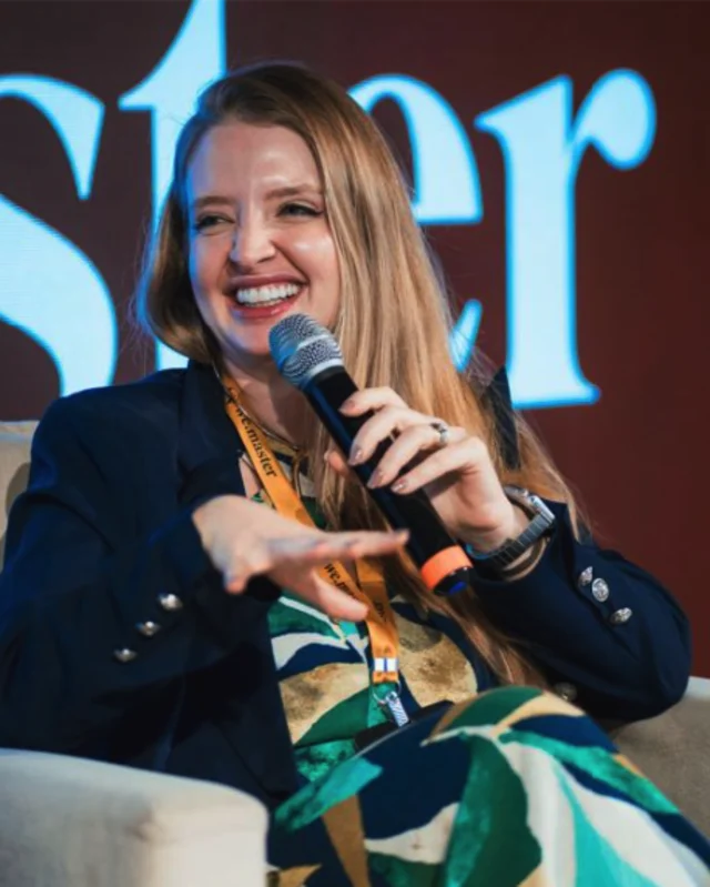 Dra. Flávia Benali palestrando em um evento